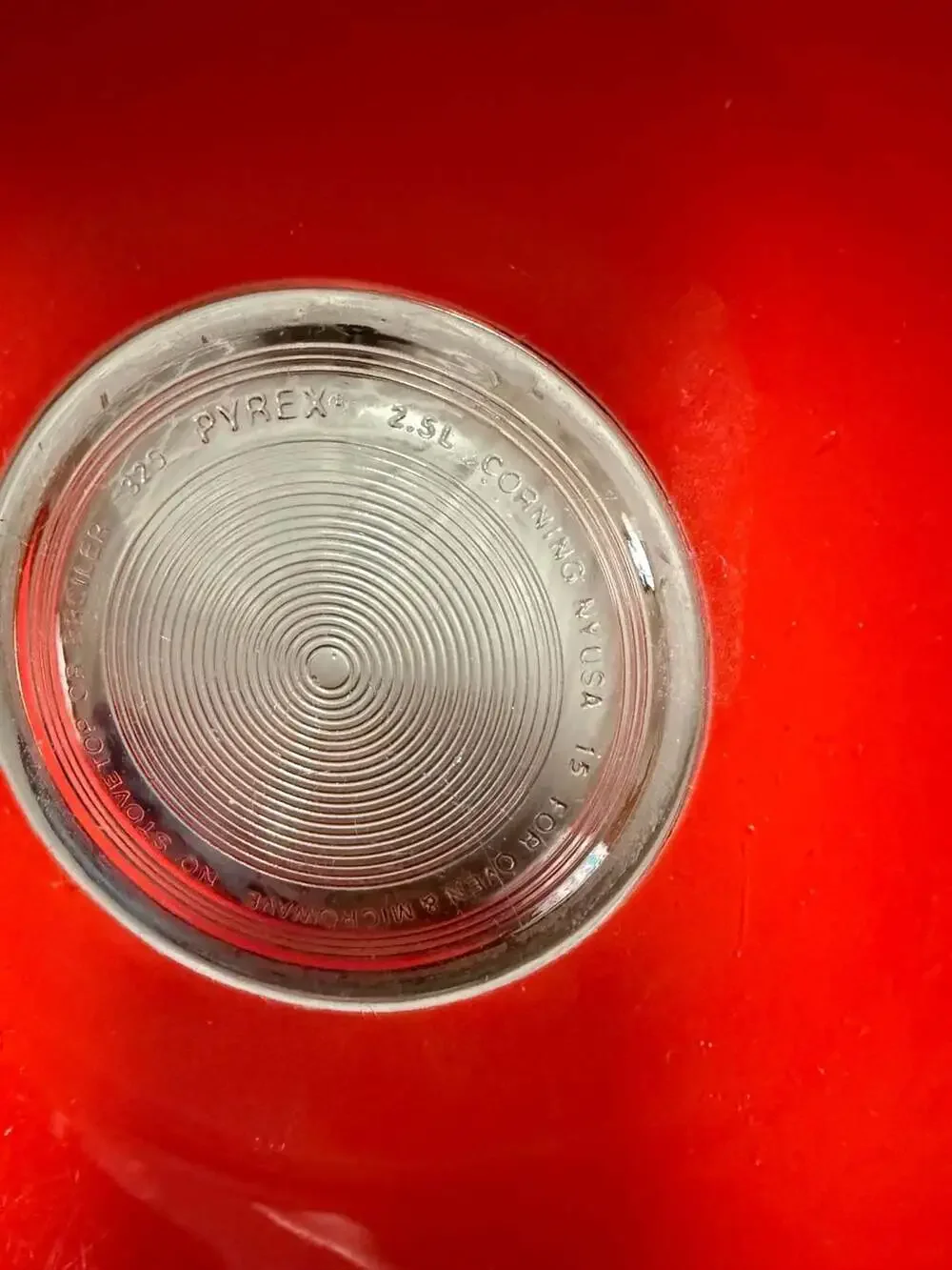 Vintage Pyrex 325 2.5L Red Mixing Bowl with Clear Bottom